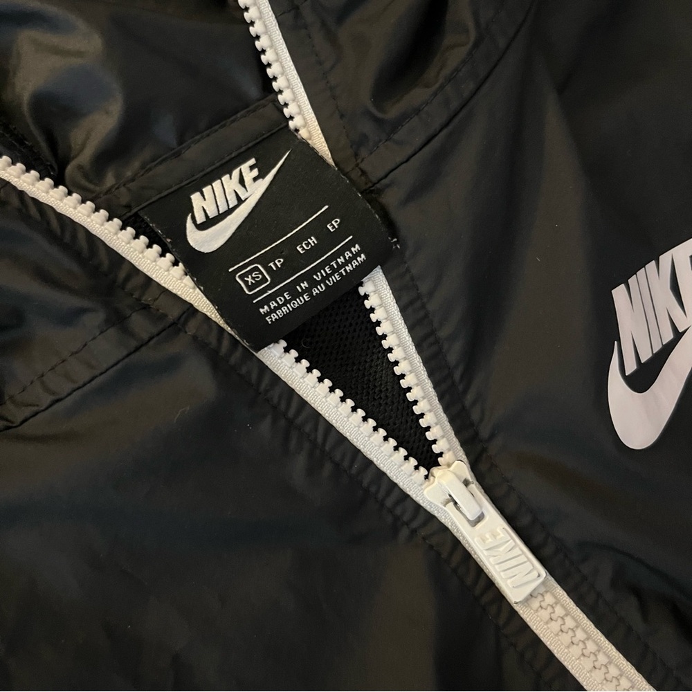 Nike Women's XS Black and White Windbreaker Jacket - Picture 7 of 8